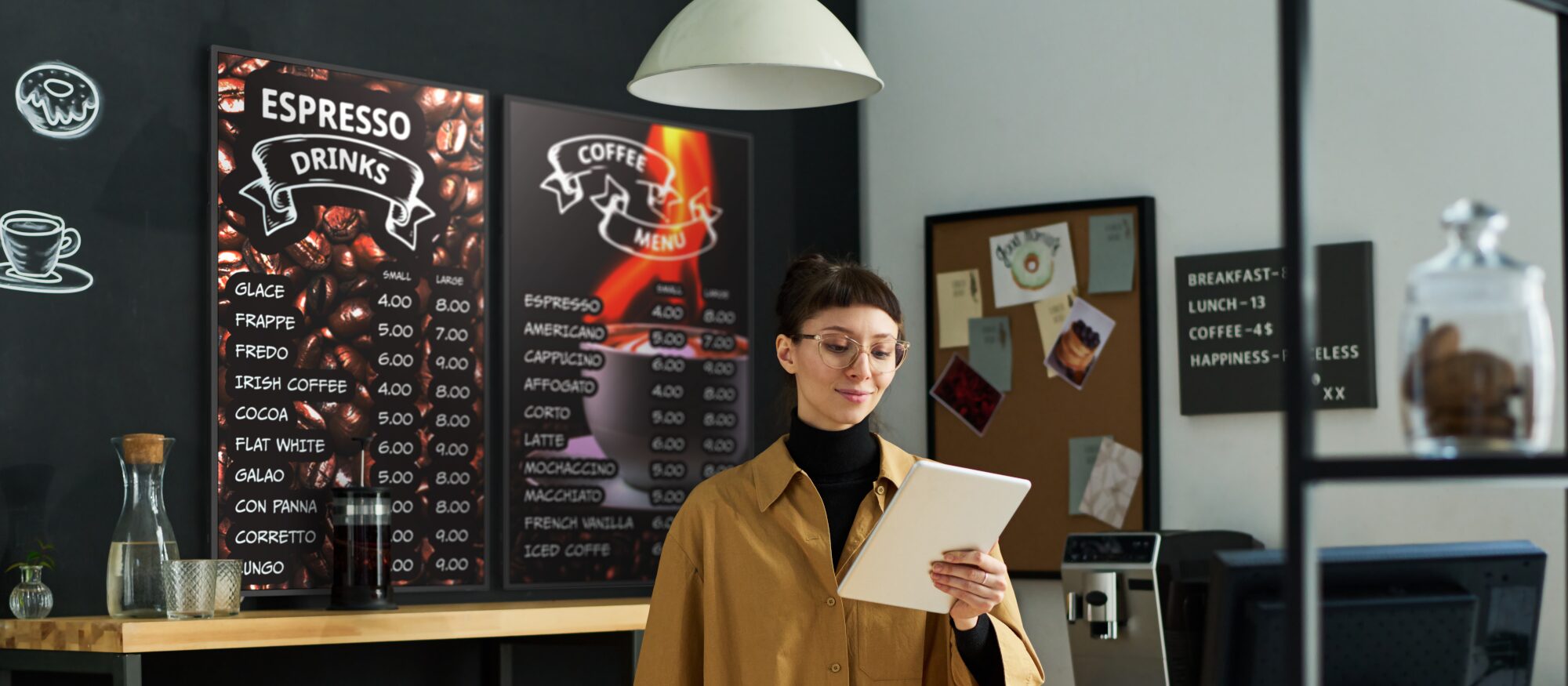 Monitory informacyjne jako cyfrowe menu boardy w kawiarni