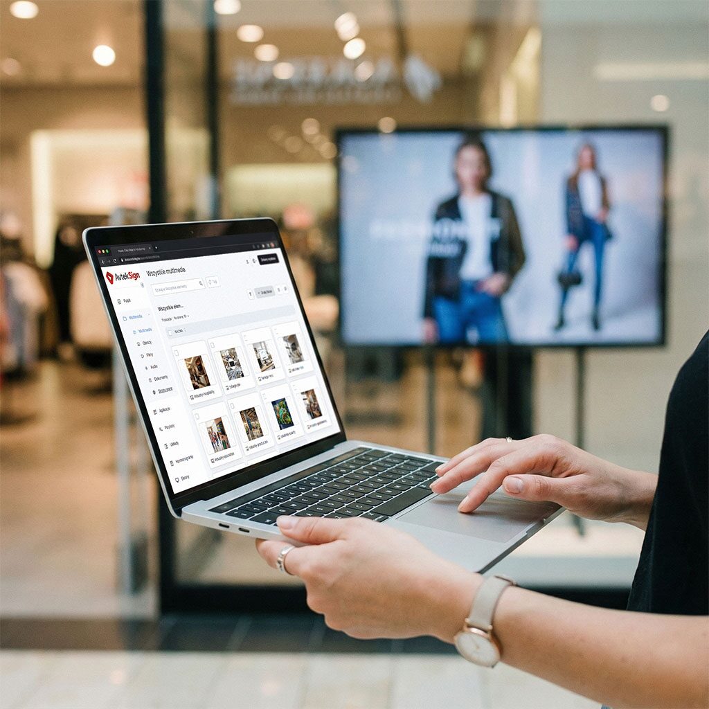 AvtekSign - panel zarządzania treścią otwarty w przeglądarce na laptopie