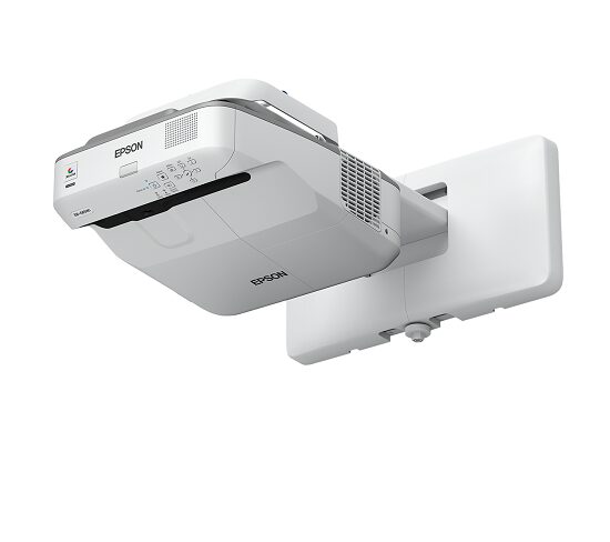 Projektor Epson EB-685W pod kątem, widoczne ramię i powierzchnia projekcyjna