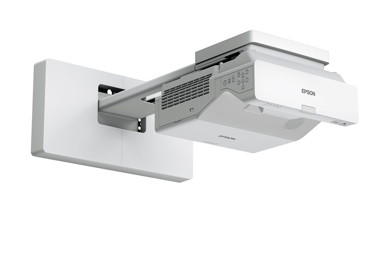 Projektor Epson EB-760W na ramieniu ściennym nad powierzchnią projekcyjną