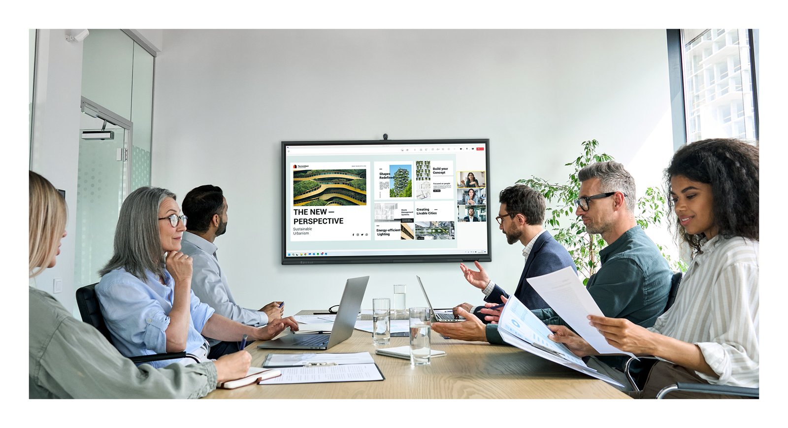 Spotkanie hybrydowe przy monitorze interaktywnym Newline ELARA PRO TT-8623QCA+ z kamerą na obudowie