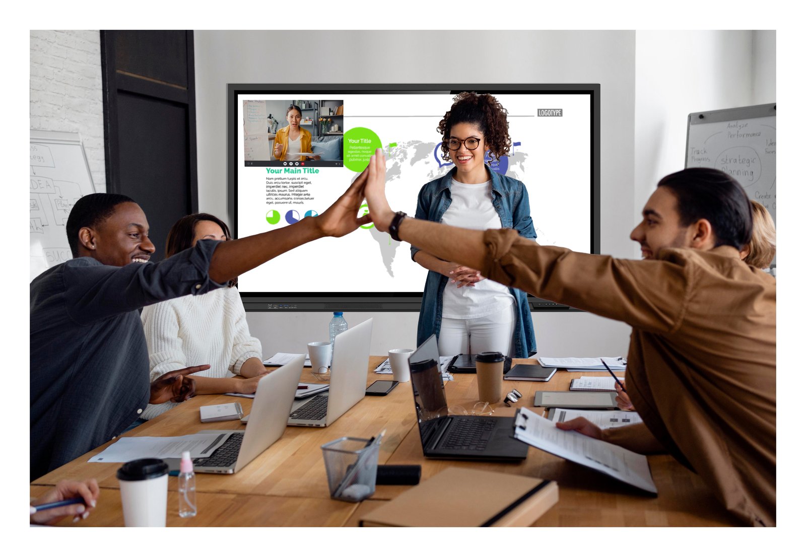 Prezentacja na monitorze interaktywnym Newline LYRA PRO TT-8623QA w sali konferencyjnej