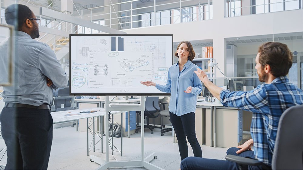 Monitor interaktywny Newline TT-6523C na statywie mobilnym w pracowni