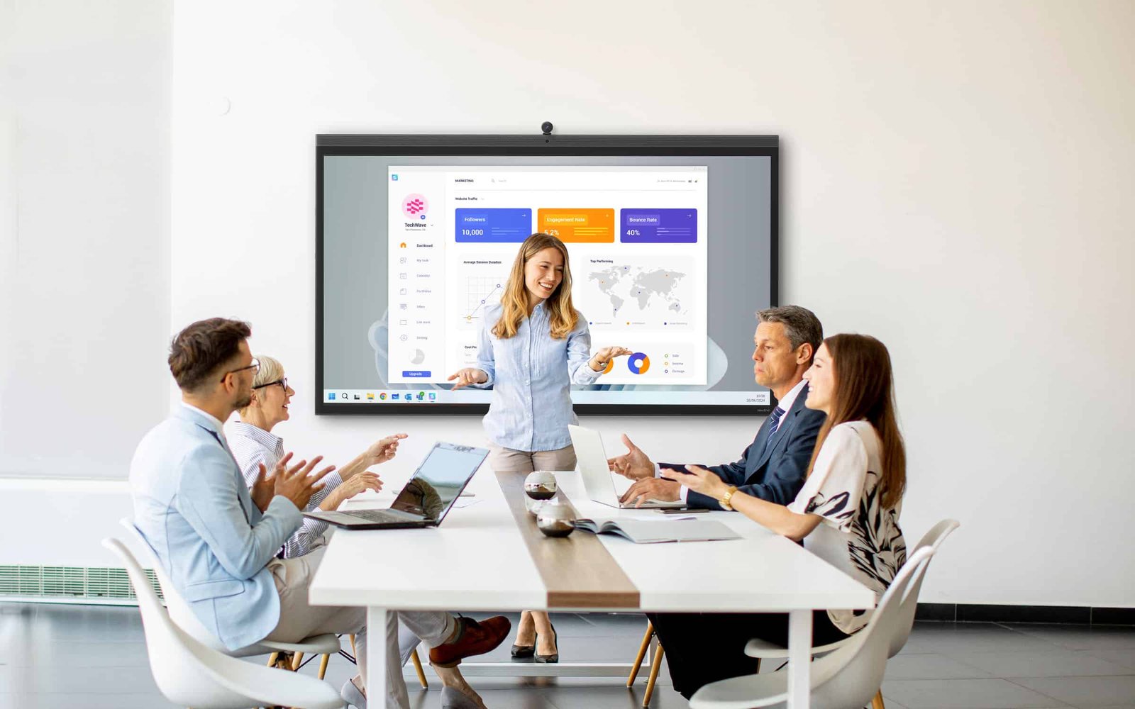 Prezentacja na monitorze interaktywnym Newline VEGA PRO TT-5524Z w sali spotkań