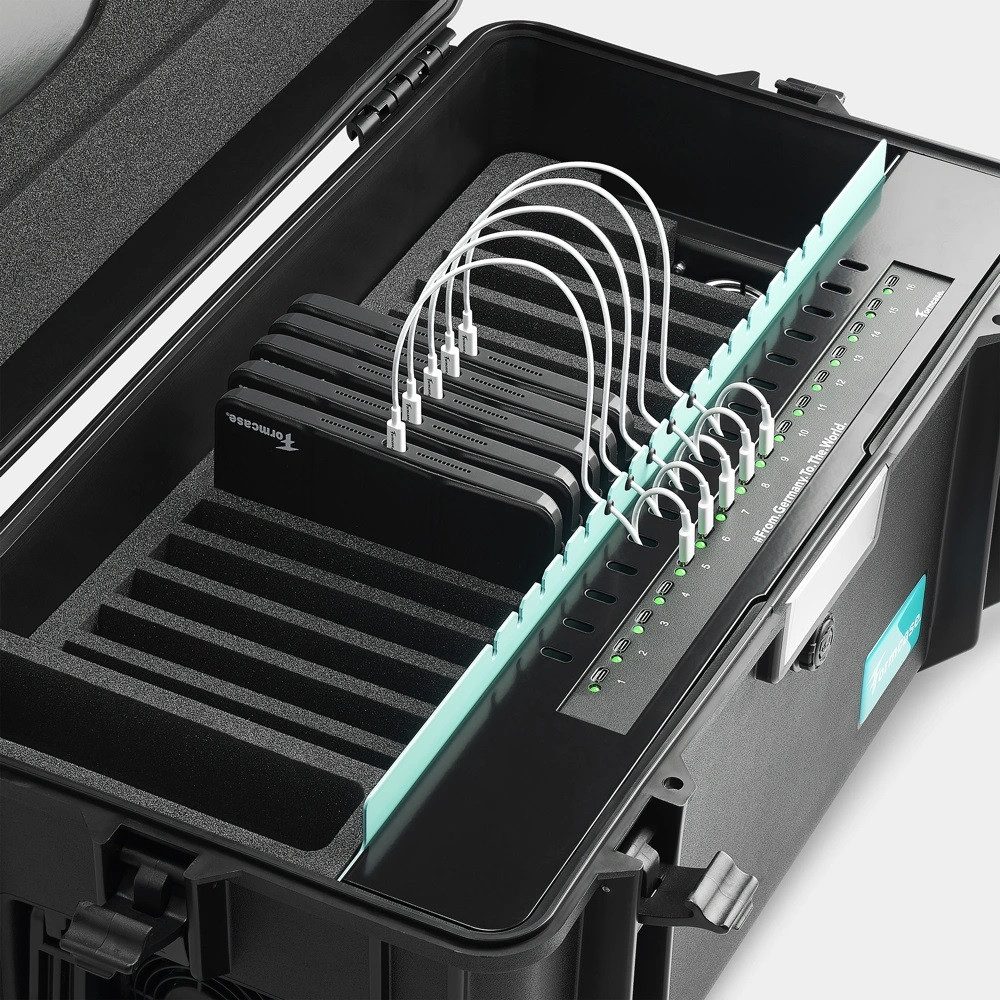 Tablety podłączone do portów USB-C Power Delivery w walizce Formcase T16S-PD Perf. Plus