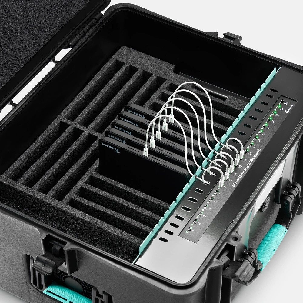 Tablety podłączone do portów USB-C w walizce Formcase T20MC Pro