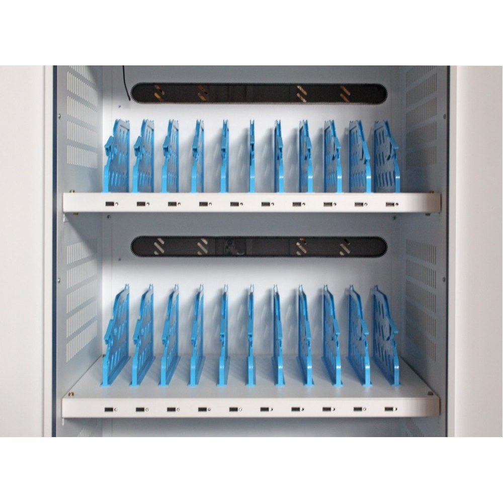 Porty USB-A na krawędziach półek w szafie Techly I-CABINET-30DUTY